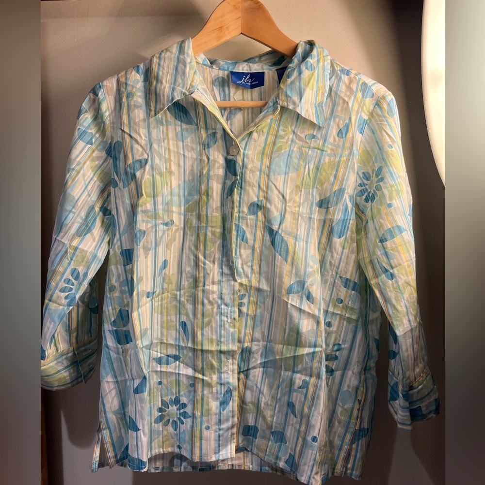 Flower button up size M